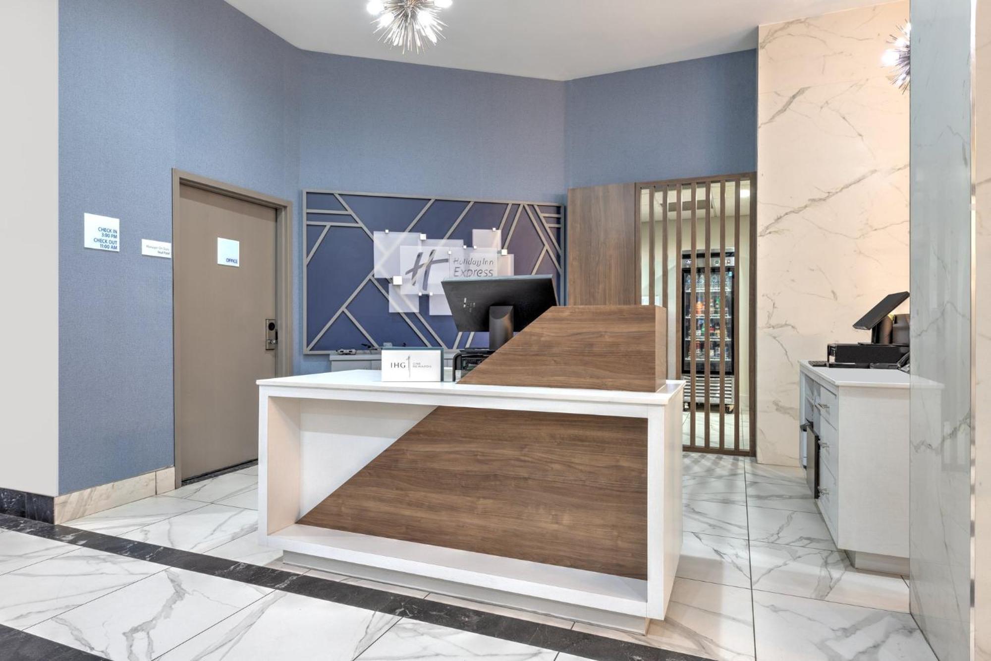 Hotel Holiday Express - Downtown By Ihg 3*